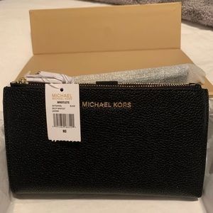 BNWT Michael Kors Wristlet
